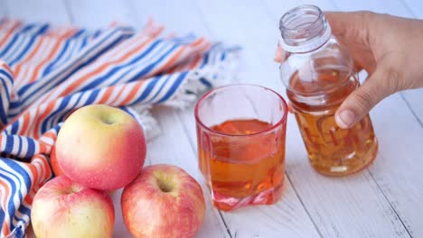 vertiendo jugo de manzana en un vaso