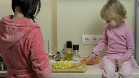 una niña linda cocinando con su madre. una niña con su madre juntos