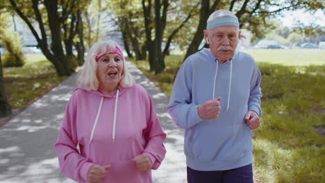 Abuelo-Cansado-Y-Exhausto,-Abuela-Relajándose-Después-De-Una-Dura-Y-Difícil-Carrera-De-Larga-Distancia-En-El-Parque