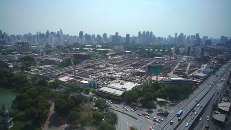 vista panorámica del paisaje urbano y el sitio de construcción en la metrópolis