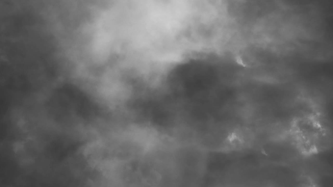 어두운 구름 4k에서 뇌우와 번개가 번쩍입니다.