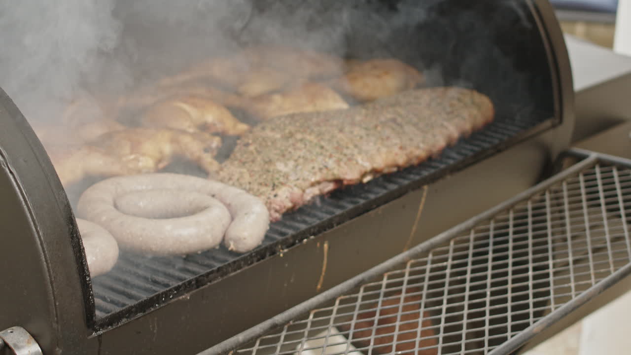 흡연 bbq 구 ⁇ 이 열리고 손이  ⁇ 을  ⁇ 고 있습니다.