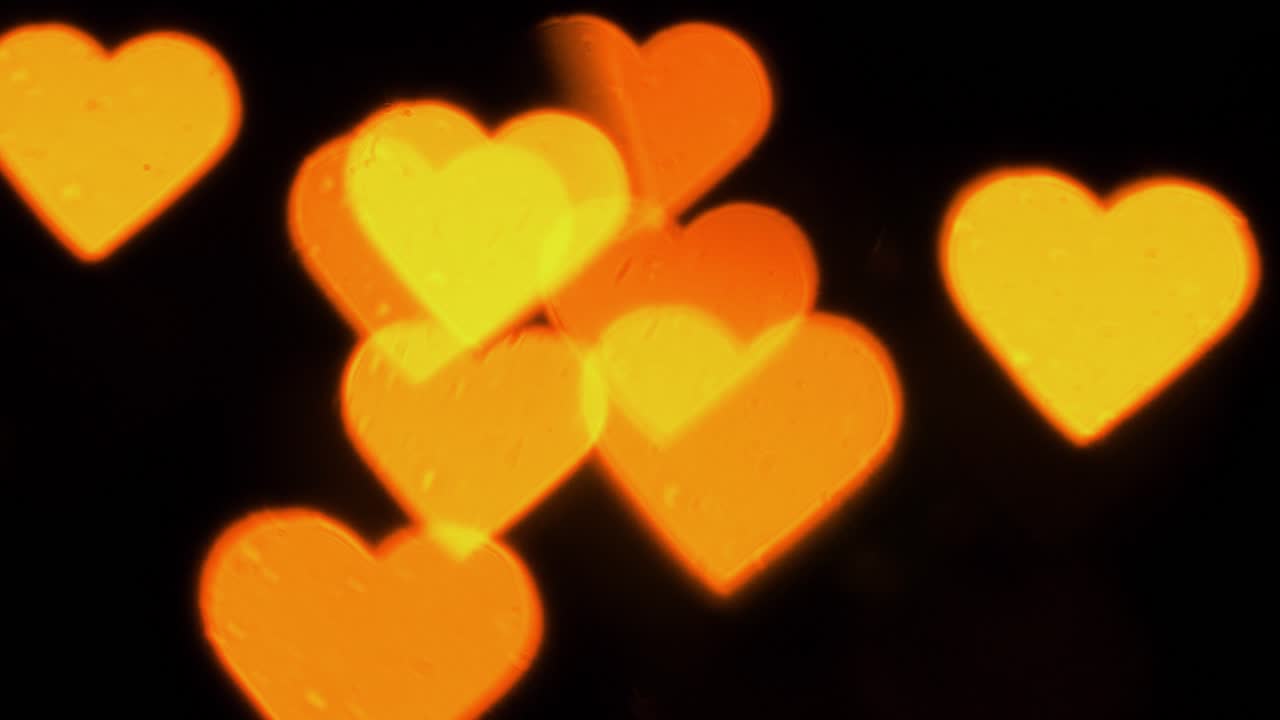 bokeh de hermosos corazones de luces intermitentes, día de san valentín, día de la boda o medios sociales como concepto de fondo