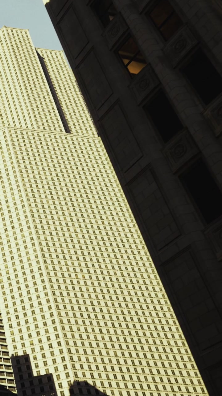 Edifícios altos criam sombras nas ruas do centro da cidade durante as horas da noite