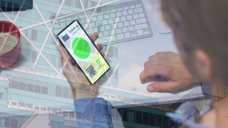 Animation-Eines-Mannes,-Der-Ein-Smartphone-Mit-Einem-Covid-19-Impfpass-über-Dem-Stadtbild-Hält
