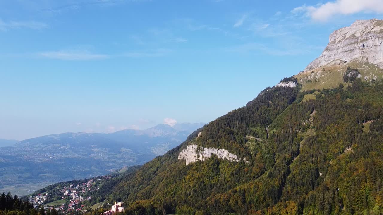Luftaufnahme mit Abwärtsschwenk über Passy in den französischen Alpen an einem warmen Herbsttag