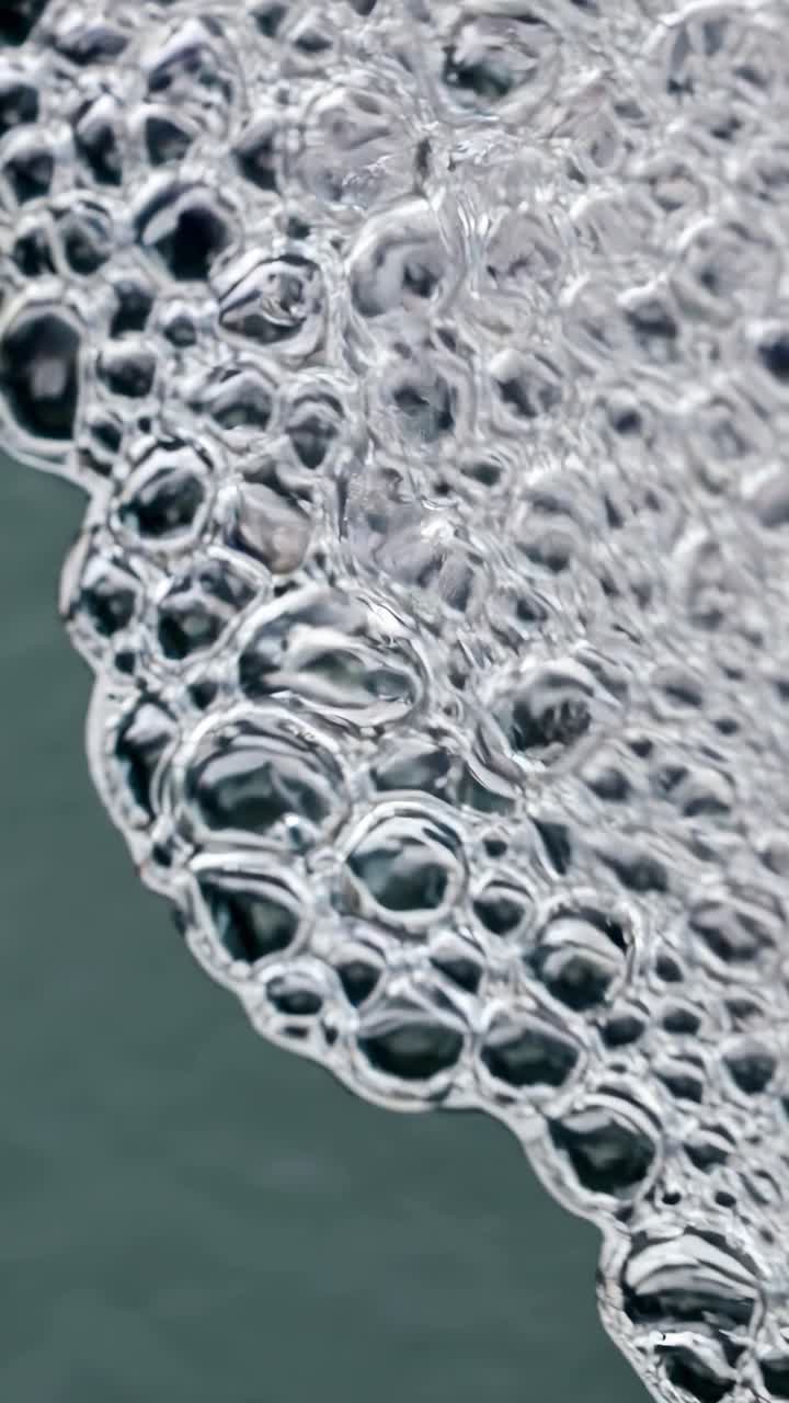 Primer plano que captura intrincadas burbujas de jabón, creando un patrón abstracto hipnotizante.