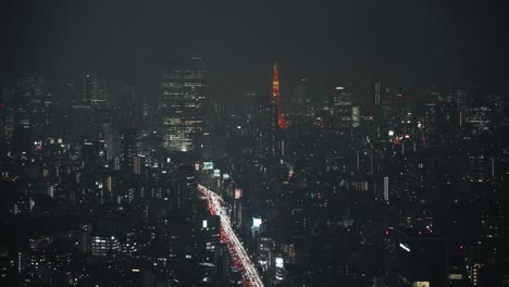 Niebla-Sobre-El-Horizonte-De-Tokio-Con-Vista-Lejana-De-La-Torre-De-Tokio-Por-La-Noche---ángulo-Alto,-Hiperlapso