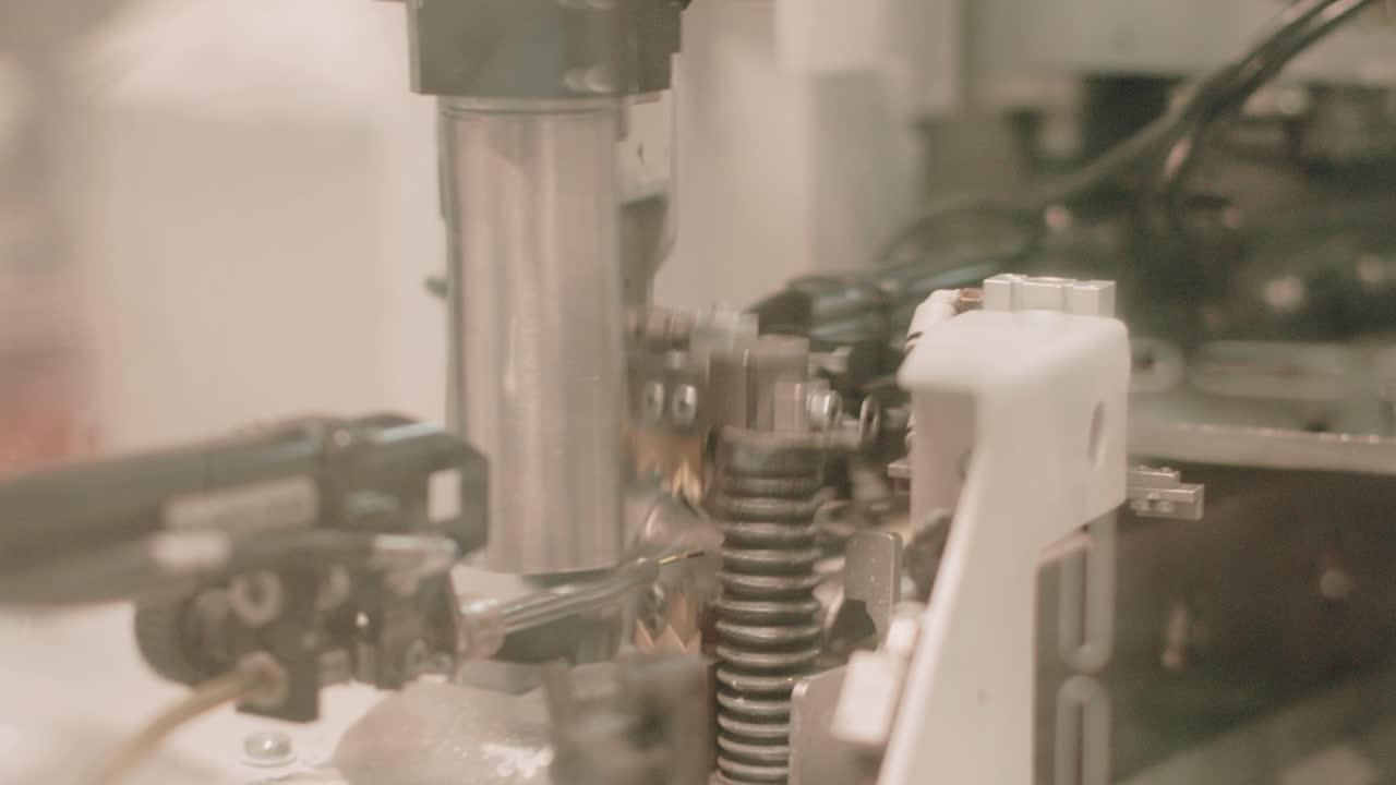 робот-резальщик для резки проводов для автомобильной промышленности