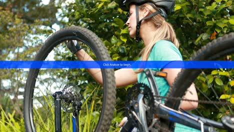 ciclista reparando un neumático de bicicleta
