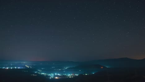 4k 타임 스 영상으로 밤하늘을 보며 산 위를 가로질러 둥근 별의 흔적이 그려져 있습니다. (pang puai, mae moh, lampang, thailand)