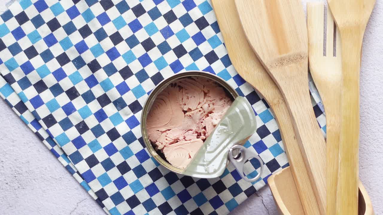 Atún enlatado en mesa de madera