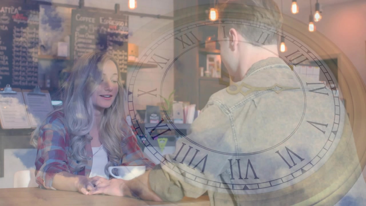 Video vertical: Hombre inclinándose para alcanzar la mano de una mujer y charlar, con una taza, y una superposición de reloj que marca la hora del café.