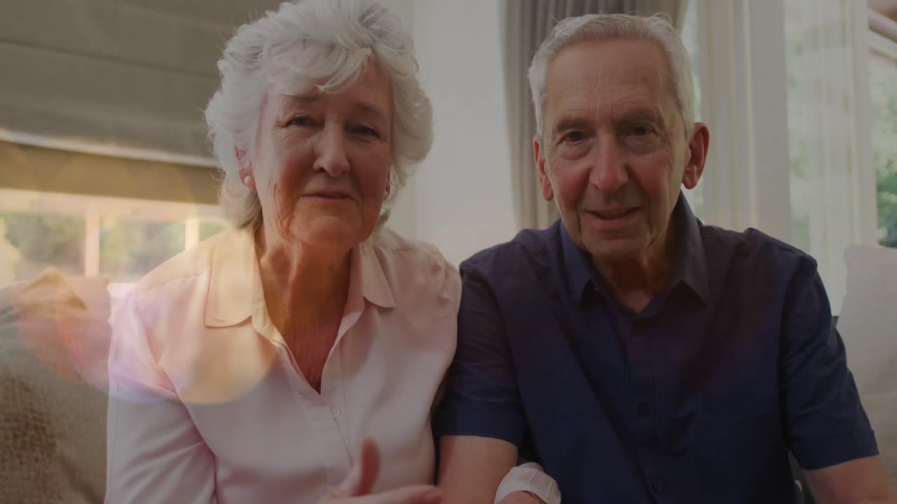 카우카스계 고위 부부 위의 플레이 스크린의 애니메이션