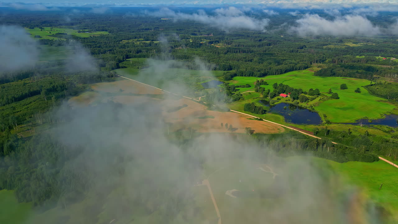 pueblo aislado colinas bosque, niebla de la mañana temprano, área rural aérea