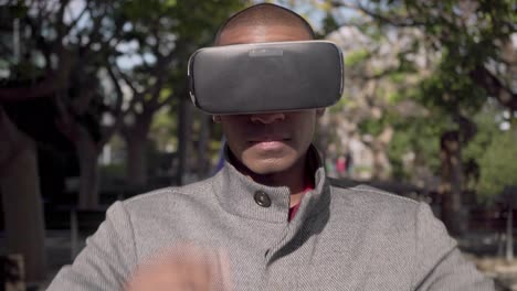 joven con auriculares de realidad virtual al aire libre