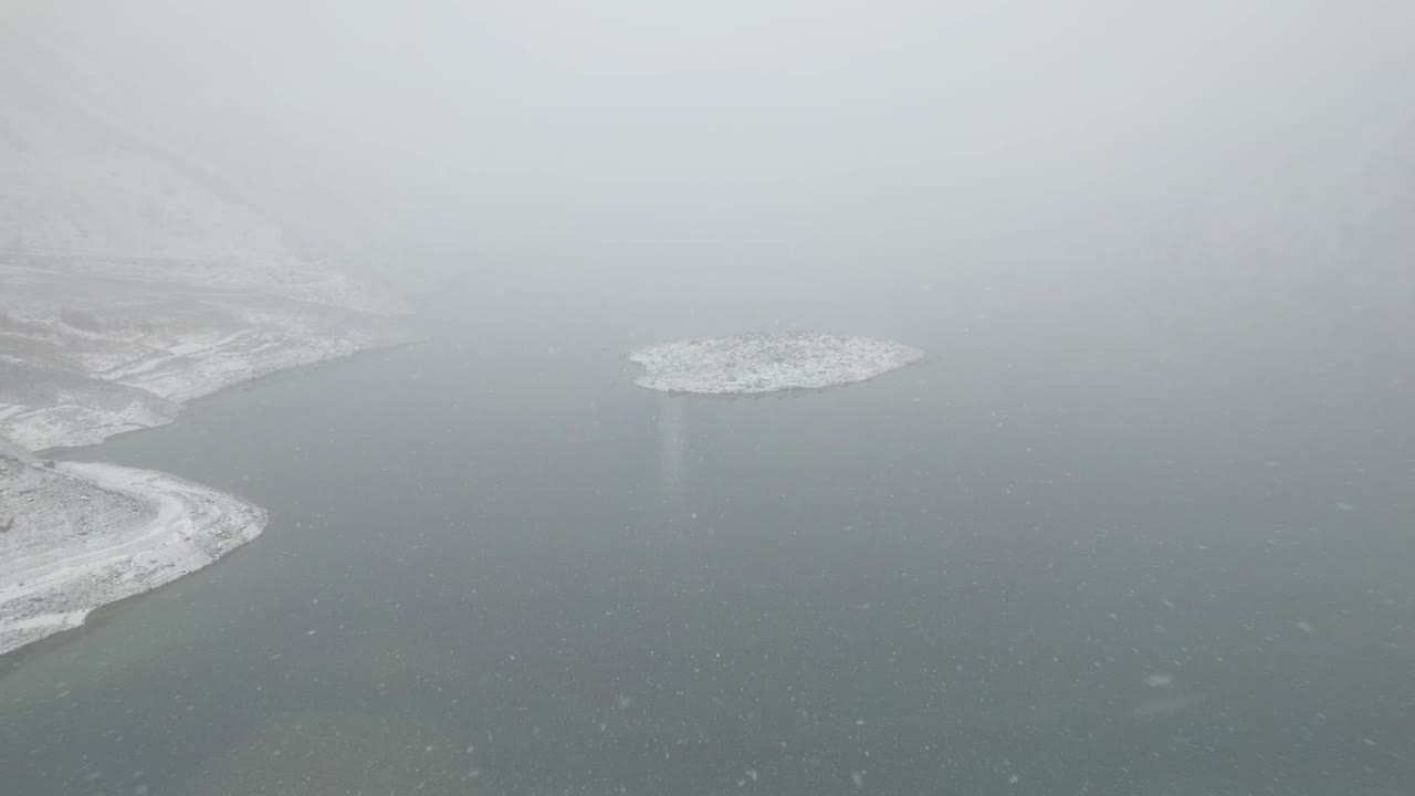 스카르두 의 호수 위 에 눈 이 내리면서 두꺼운 안개 가 가득 한 안개 를 통해 보는 공중 사진
