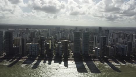 toma panorámica rápida de la playa de boa viagem en recife brasil