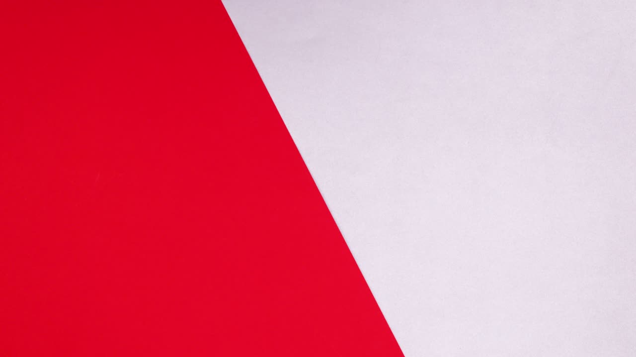 발렌타인 데이 장식은 오른쪽에 나타납니다.