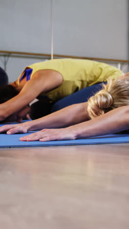 grupo de personas que realizan yoga