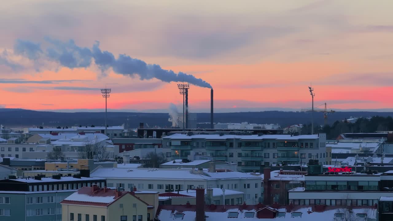 4K-filmbeelden met een drone van Rovaniemi, Finland, vastgelegd tijdens het gouden uur tijdens de winterzonnewende_86