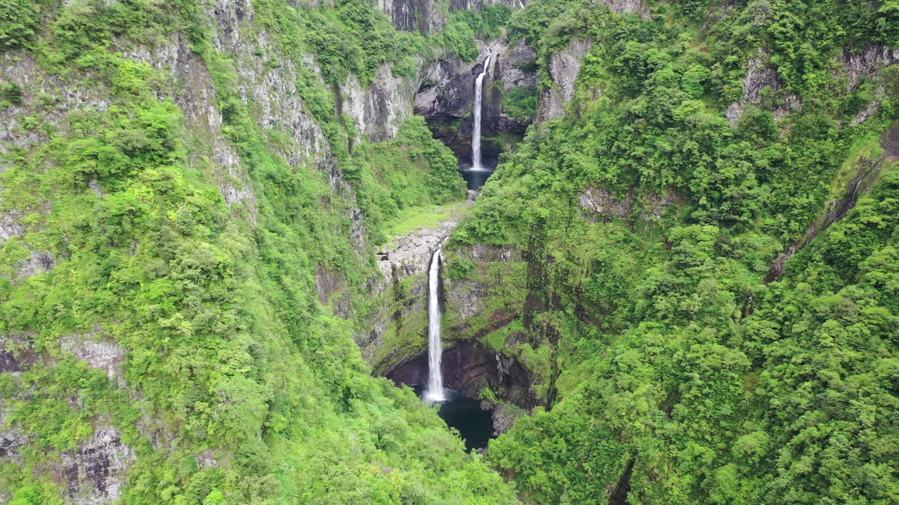zoom aéreo fuera de una de las cascadas de takamaka en el río marsouins, isla de la reunión
