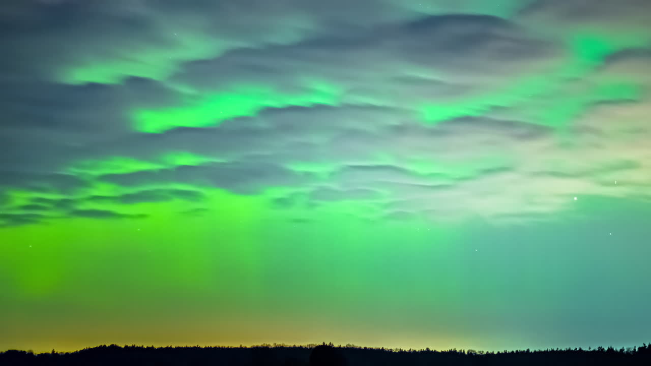 nubes que se mueven con las luces del norte, aurora boreal, lapso de tiempo