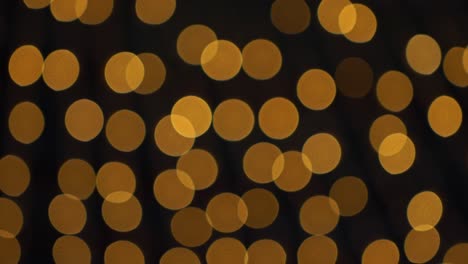 luces bokeh doradas parpadeando en el fondo