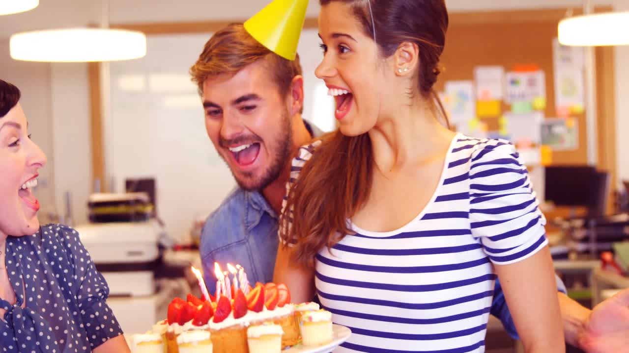 equipo de negocios creativos celebrando el cumpleaños de sus colegas