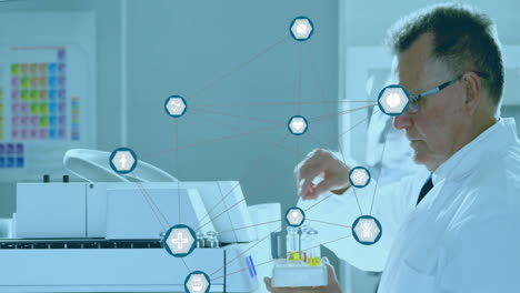 animación de la red de íconos médicos sobre el científico caucásico que trabaja en el laboratorio