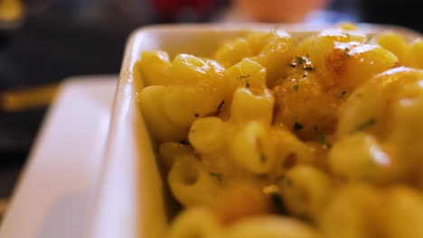 vista de cerca de macarrones con queso calientes en un restaurante de comida para el alma