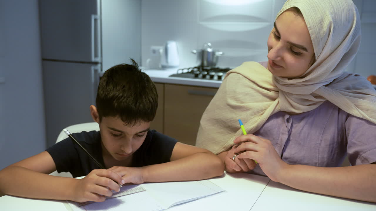 vista de cerca de la madre y el hijo en la cocina