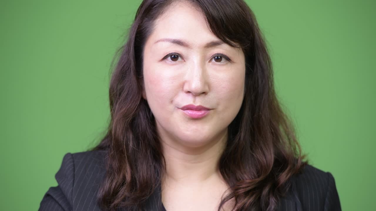 성숙하고 아름다운 아시아 사업가 여성이 충격을 받고 있습니다.