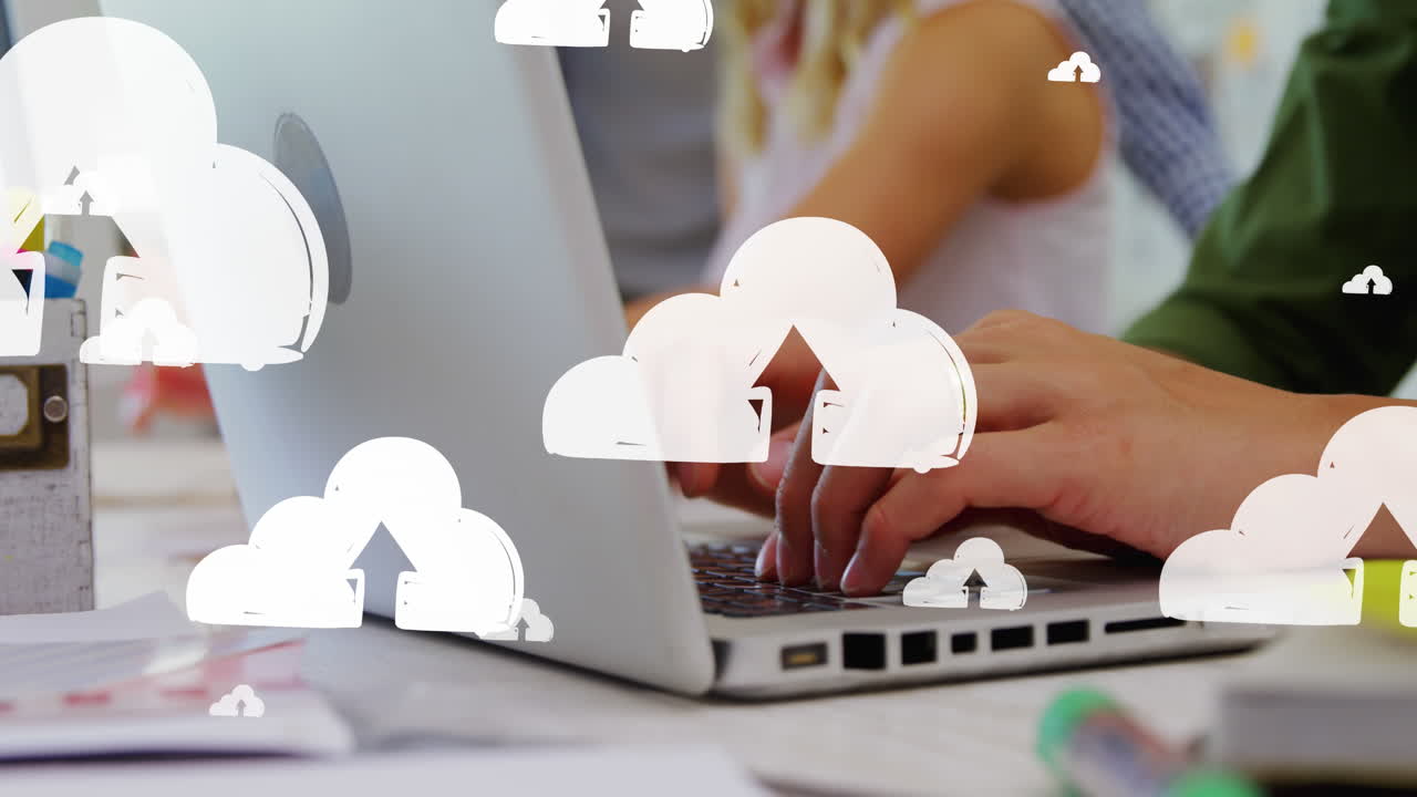 animación de flechas hacia arriba en nubes sobre la sección media de un hombre caucásico escribiendo en el teclado de una computadora portátil