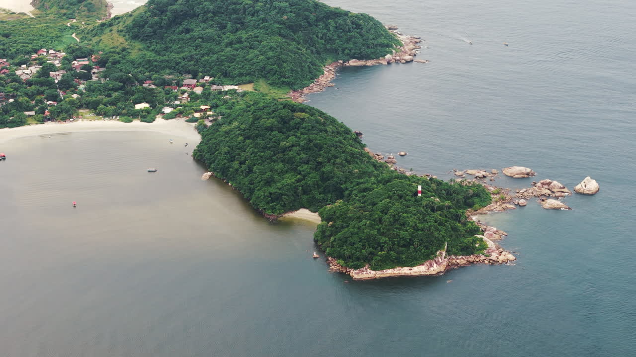 vista aérea del faro das encantadas en el parque estatal de isla do mel, estado de paraná, brasil