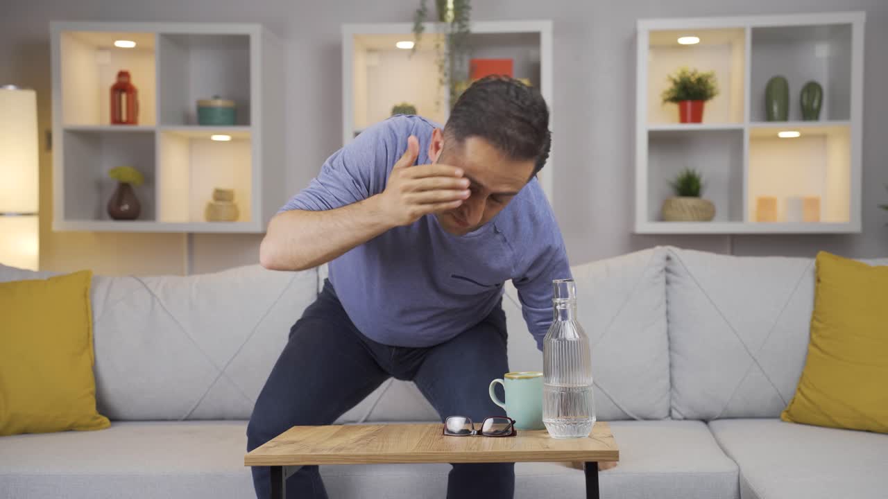 hombre experimentando mareos por movimientos repentinos.