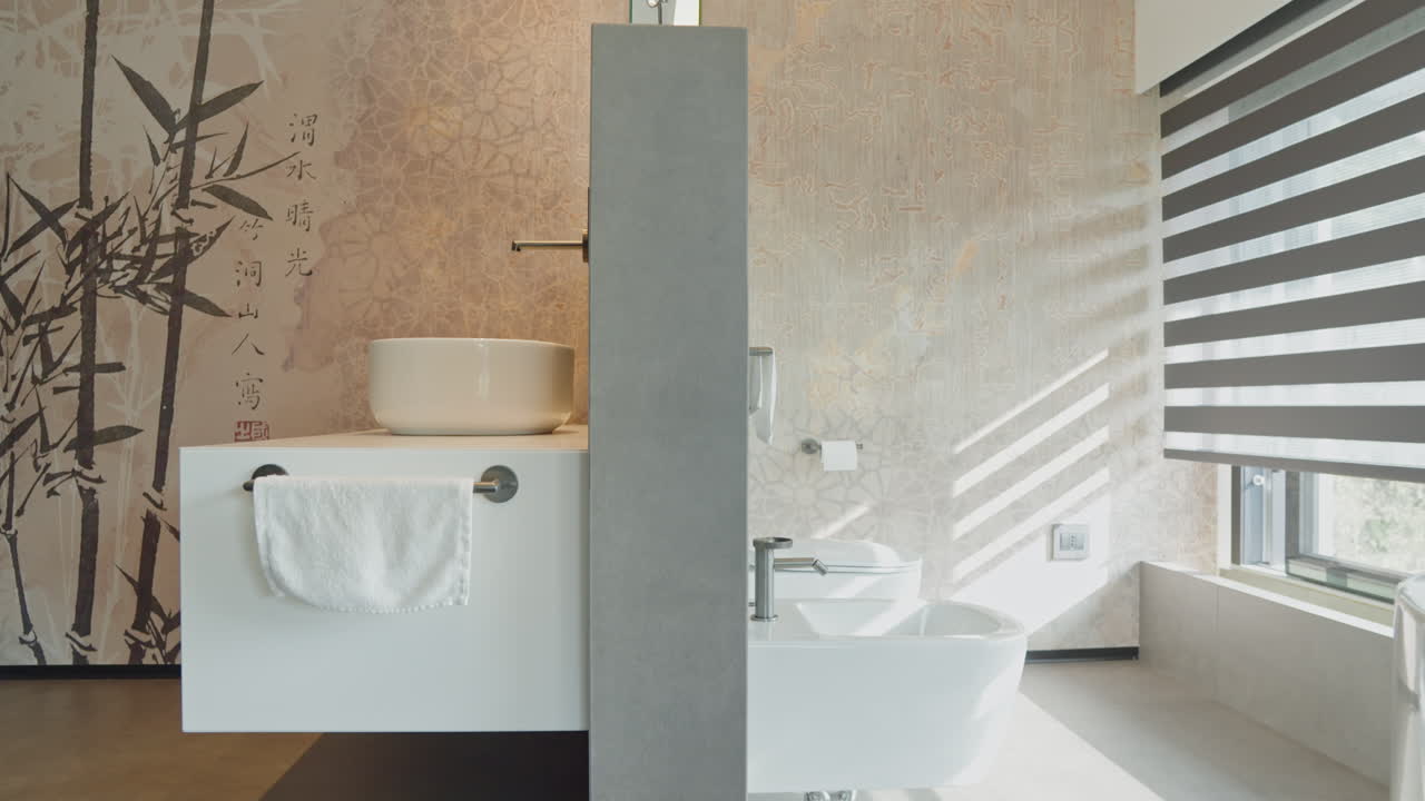 un baño minimalista italiano moderno