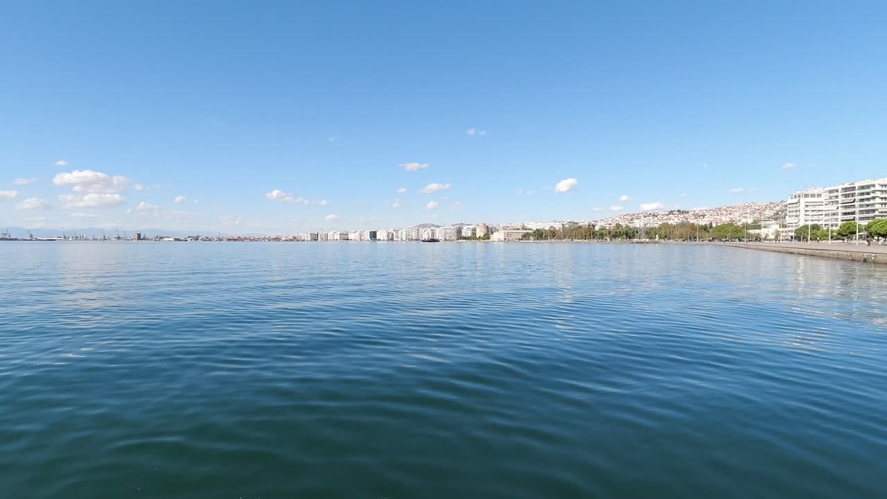 그리스 북부 테살로니키 항에 있는 바다의 꾸준한 클립