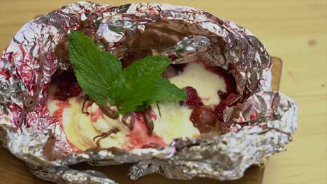 gourmet, postre de helado en papel con colato y frambuesas