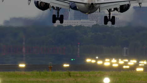 aterrizaje de un avión en un aeropuerto