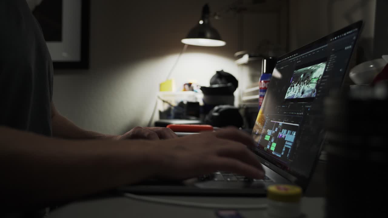 editor bostezando mientras trabaja en un video a altas horas de la noche