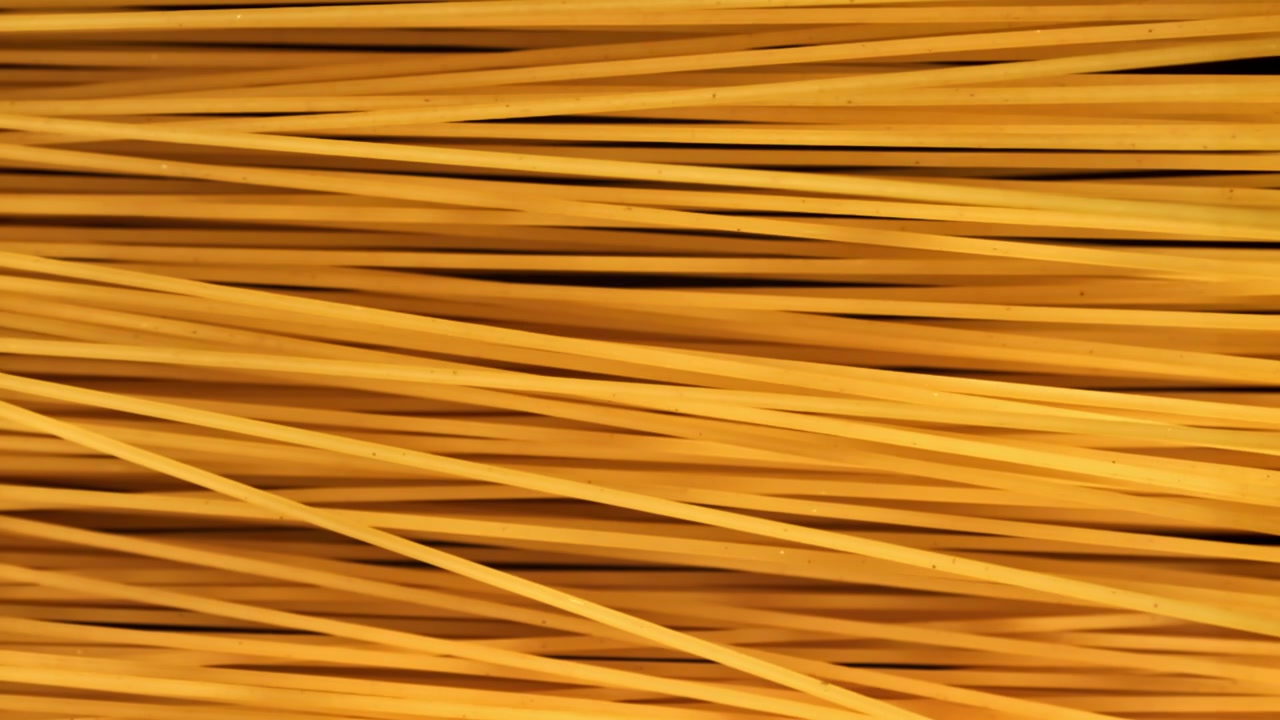 ラックフォーカス効果がかかった乾燥スパゲッティパスタのクローズアップ