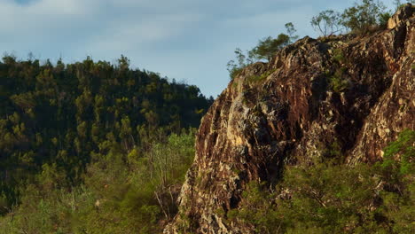Malerische-Bäume-Und-Felsige-Klippen-Auf-Dem-Berggipfel-Im-Ländlichen-Australien,-Teleparallaxendrohne-4k
