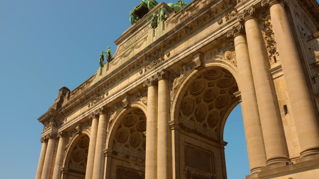 vista en ángulo bajo de la puerta de los tres arcos del parque cinquantenaire en bruselas, bélgica