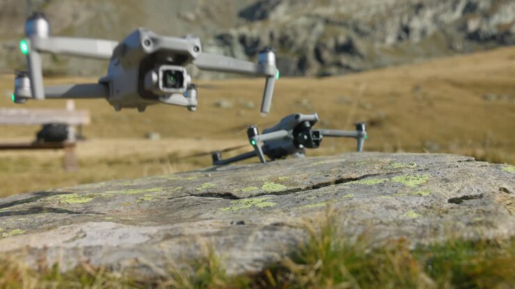 Decolagem de dois drones profissionais de uma rocha