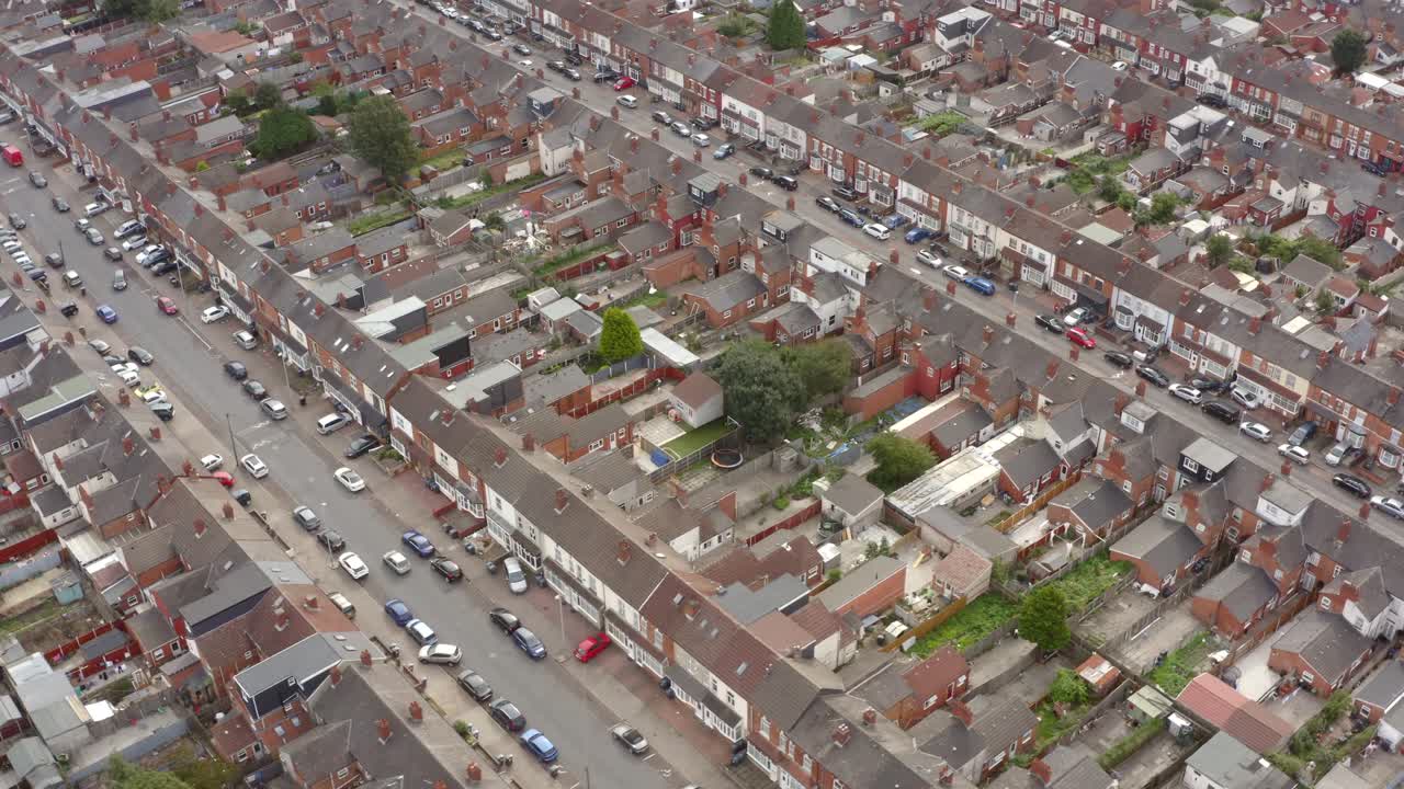 disparo de un dron dando vueltas sobre las calles de la urbanización de birmingham