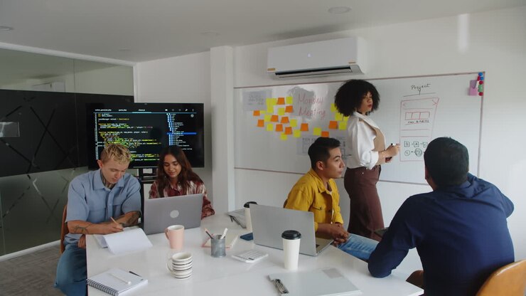 Multikulturelle startup-medarbejdere diskuterer ideer til ny app