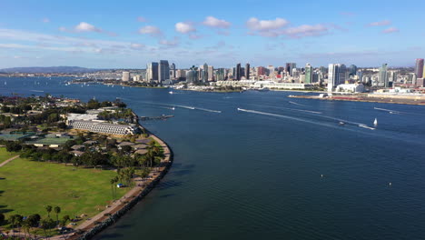 Panorama-Del-Horizonte-De-San-Diego-Con-Barcos-Navegando-En-La-Bahía-De-San-Diego-En-California,-Estados-Unidos