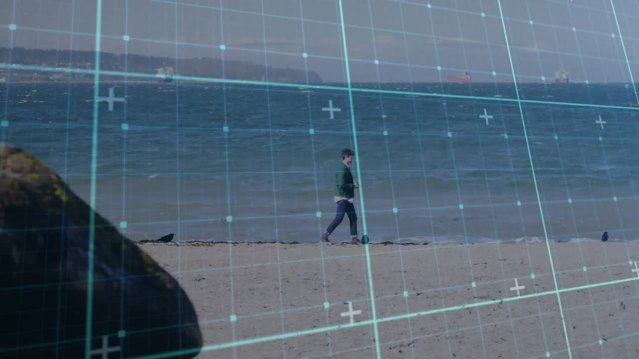 Griglia di scansione appare sulla riva tracciando il movimento, un adolescente si nasconde dietro un masso camminando verso le onde.