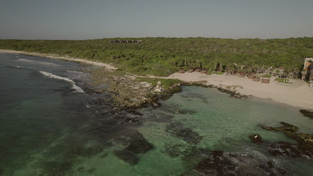 에코 호텔을 향한 공중 촬영은 카 베이의 해변을 따라   멕시코에서 은 날